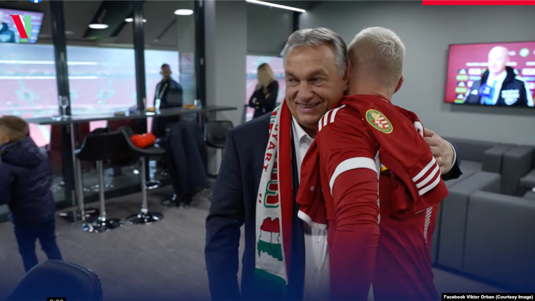 În noiembrie 2022, premierul maghiar Viktor Orban s-a afișat la un meci Ungaria-Grecia cu un fular care reprezenta granițele Ungariei Mari.