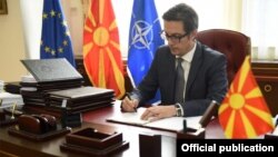 Претседателот Стево Пендаровски ги потпишa Указите за прогласување на законите кои се однесуваат на т.н. петти пакет на економски мерки
