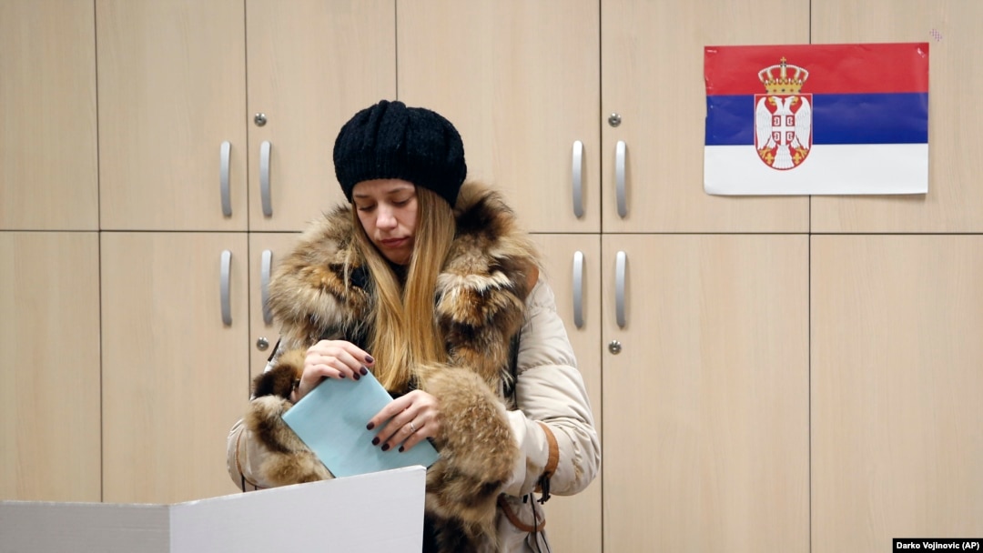 Žena priprema svoj glasački listić za lokalne izbore na biračkom mjestu u Beogradu, Srbija, nedjelja, 4. marta 2018. 