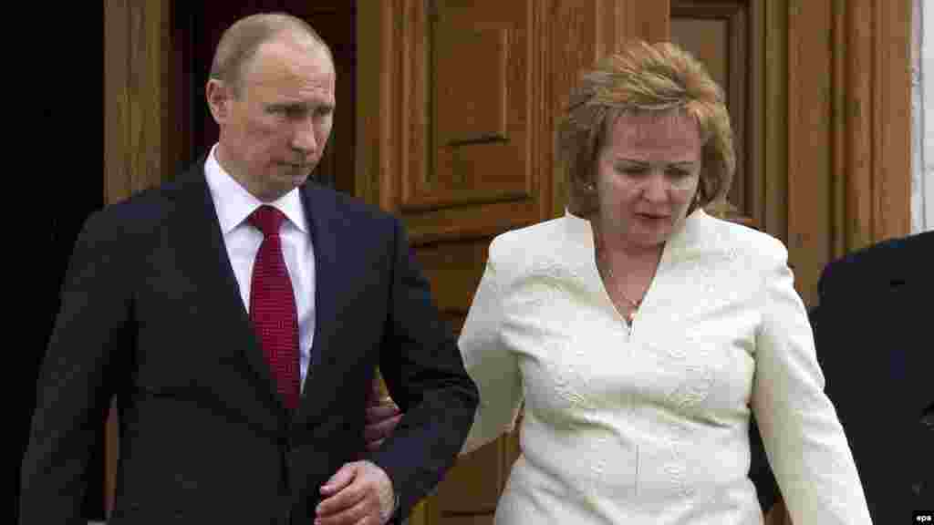 В 2012 году после четырех лет премьерства Владимир Путин вновь был избран президентом России. На снимке Путин и его жена Людмила покидают церковь после церемонии инаугурации на Соборной площади в Кремле. 7 мая 2012 года. Спустя год с небольшим супруги Путины объявят о разводе. Официально президент России пребывает в статусе разведенного. 