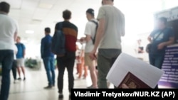 Россияне стоят в очереди на получение казахстанского личного идентификационного номера (ИНН) в центре обслуживания населения в Алматы (Казахстан). 27 сентября 2022 г.