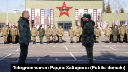 Радий Хабиров (слева) в парке "Патриот".