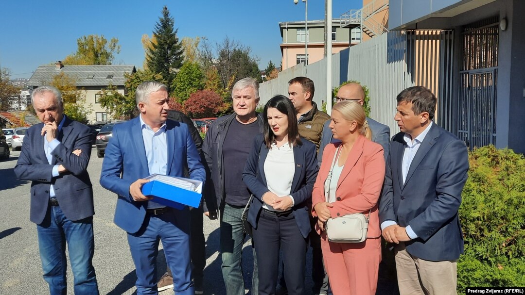 Predstavnici opozicionih stranaka u Republici Srpskoj ispred Tužiteljstva BiH, 18. oktobar 2022. 