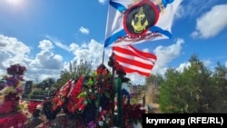 Могила российского военного, убитого на войне в Украине, на городском кладбище Керчи. Крым, сентябрь 2022 года