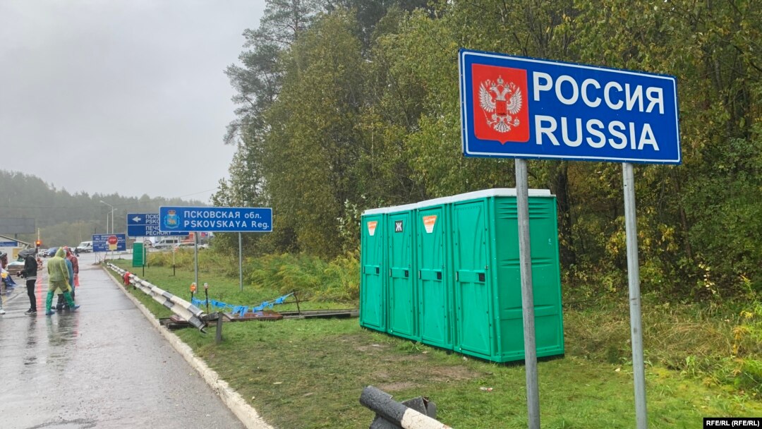 Російські законодавці вважають, що зарплату не варто платити тим, хто поїхав і працює «на удальонкє», отримуючи гроші з банків РФ