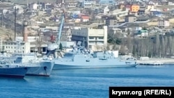 პროექტ 11356R-ის ფრეგატი, სავარაუდოდ „ადმირალი ესენი“, ჰოლანდიის ყურეში ფოტოზე - მარჯვნივ), 2022 წლის 4 აპრილი
