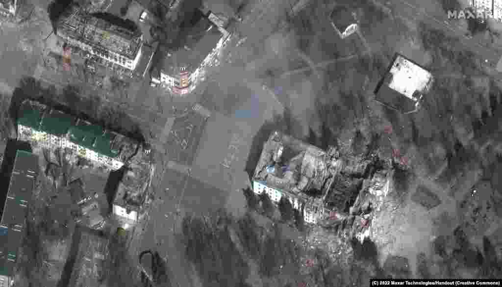 Зруйнований Маріупольський драмтеатр з написом &laquo;діти&raquo;, який ще досі видно, 29 березня 2022 року.&nbsp;Satellite image &copy;2022&nbsp;Maxar Technologies. Коли 16 березня театр зазнав нищівного російського авіаудару, там укривалася велика кількість людей. За оцінками міської ради, у результаті обстрілу загинули щонайменше 300 людей. Однак, досі, через обстріли, немає можливості розібрати завали.