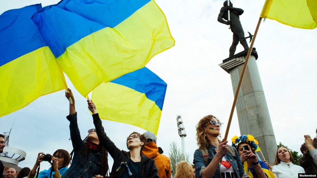Мешканці Донецька на акції протесту проти агресії Росії щодо України. Донецьк, 28 квітня 2014 року
