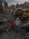 Буча кыргынында аман калып, табышкан бир туугандар. Архив