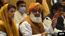 مولانا فضل الرحمان د ۲۸مې جولای په شپه په اسلام اباد کې خبریالانو ته وینا وکړه. (انځور: ارشیف)