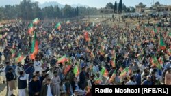 د خیبر پښتونخوا په سوات کې د هغې ولسي غونډې یو نصویر چې اعلا وزیر محمود خان ورته وینا وکړه