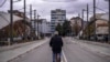 Biciklista prelazi most preko reke Ibar, u pravcu Severne Mitrovice jedne od deset opština sa srpskom većinom na Kosovu i one koja bi se trebalo naći unutar buduće Zajednice srpskih opština. Fotografija od 9. novembra 2021.