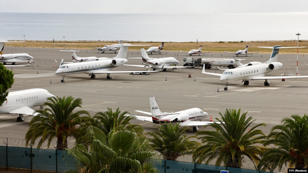 Privatni avion može da emituje dve tone ugljen-dioksida za sat vremena - što je ekvivalentno nekoliko meseci emisije gasova staklene bašte prosečne osobe u Evropskoj uniji.