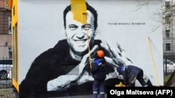 მოსკოვში შლიან კედლის ნახატს, სადაც ალექსეი ნავალნია გამოსახული.