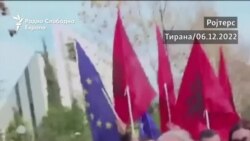 Лидерот на албанската опозиција Сали Бериша нападнат на протестот во Тирана