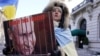 Під час акції проти агресії Росії щодо України біля російського генерального консульства Росії в Нью-Йорку, 4 березня 2022 року. Напис на плакаті англійською мовою: «Заарештуйте цього фашиста» 