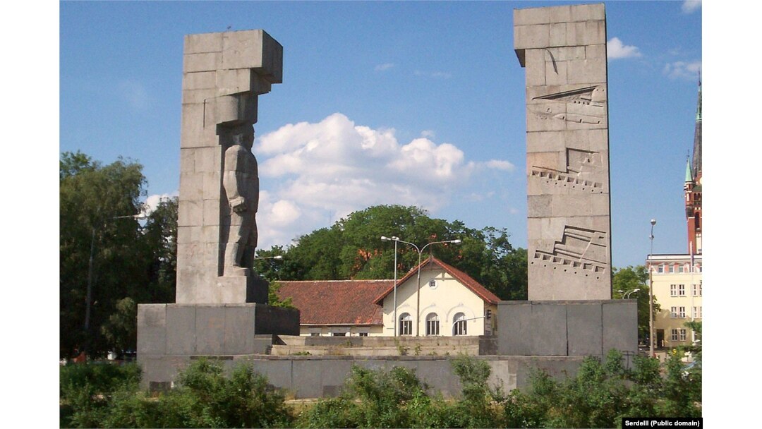 «Пам’ятник вдячності Червоній армії», який в народі називають «шибеницями», Ольштин