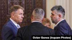 Bugetul pe 2023 ar trebui votat până la finalul anului în Parlament, dar partidele mențin subvenția la un nivel record, chiar dacă în fiecare an rămân cu zeci de milioane de lei în conturi. Imagine generică cu președintele Iohannis, premierul Ciucă (cu spatele) și Marcel Ciolacu.