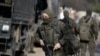 Польські військові допомагають контролювати кордон з Білоруссю. На ньому, з боку Білорусі, сконцентрувалася значна кількість нелегальних мігрантів, яких впустили у Білорусь і допомогли дістатися кордону з Польщею. 