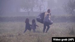 Илустрација - мигранти пристигнуваат во камп во Босна и Херцеговина.