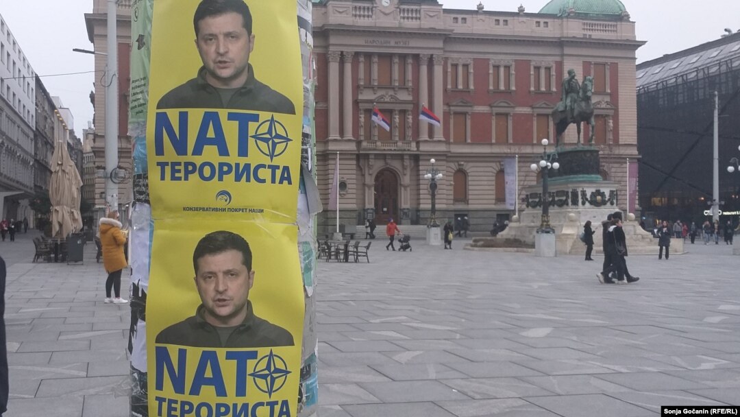Leci sa fotografijom predsednika Ukrajine Volodimira Zelenskog i natpisom "NATO terorista" na Trgu republike u Beogradu, 22. januar 2023.