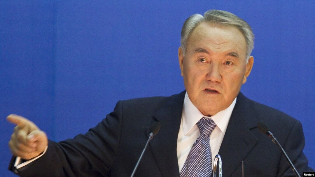 Президент Казахстана Нурсултан Назарбаев выступает на форуме ученых. Алматы, 1 декабря 2011 года.
