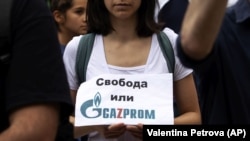 Протестувальниця тримає плакат із написом: «Свобода чи Газпром» під час мітингу протесту перед офісом президента Болгарії. Софія, 10 серпня 2022 року