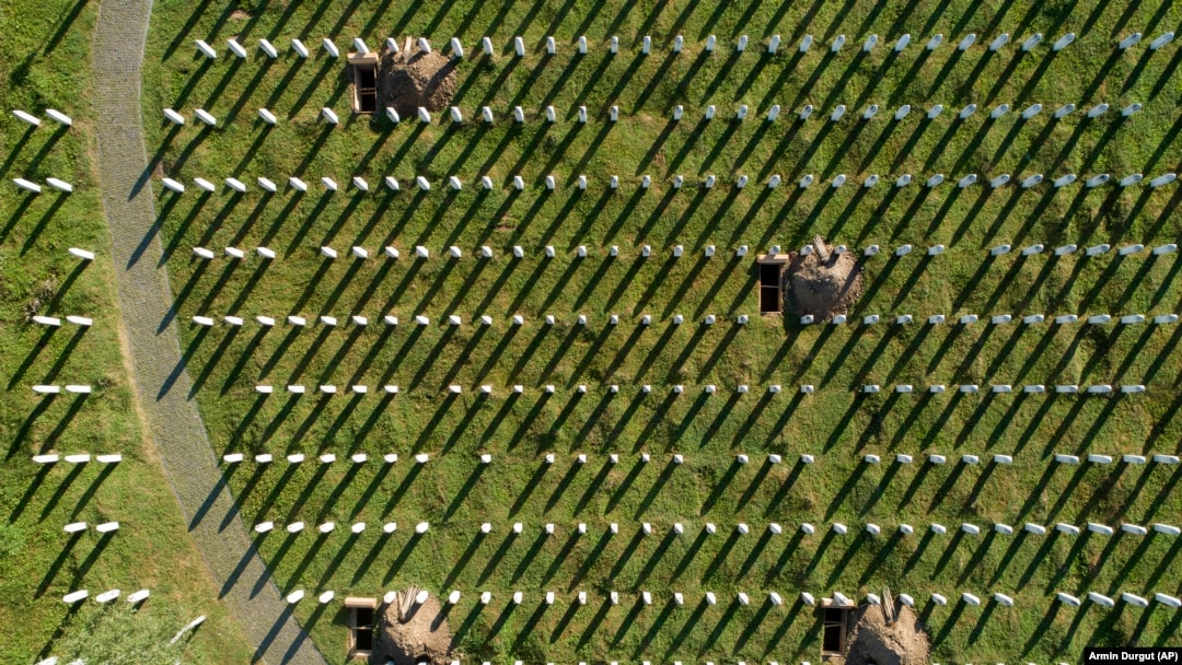 Pogled iz zraka na Memorijalni centar u Srebrenici i novoiskopane grobnice u Potočarima, BiH, u nedjelju, 11. jula 2022.