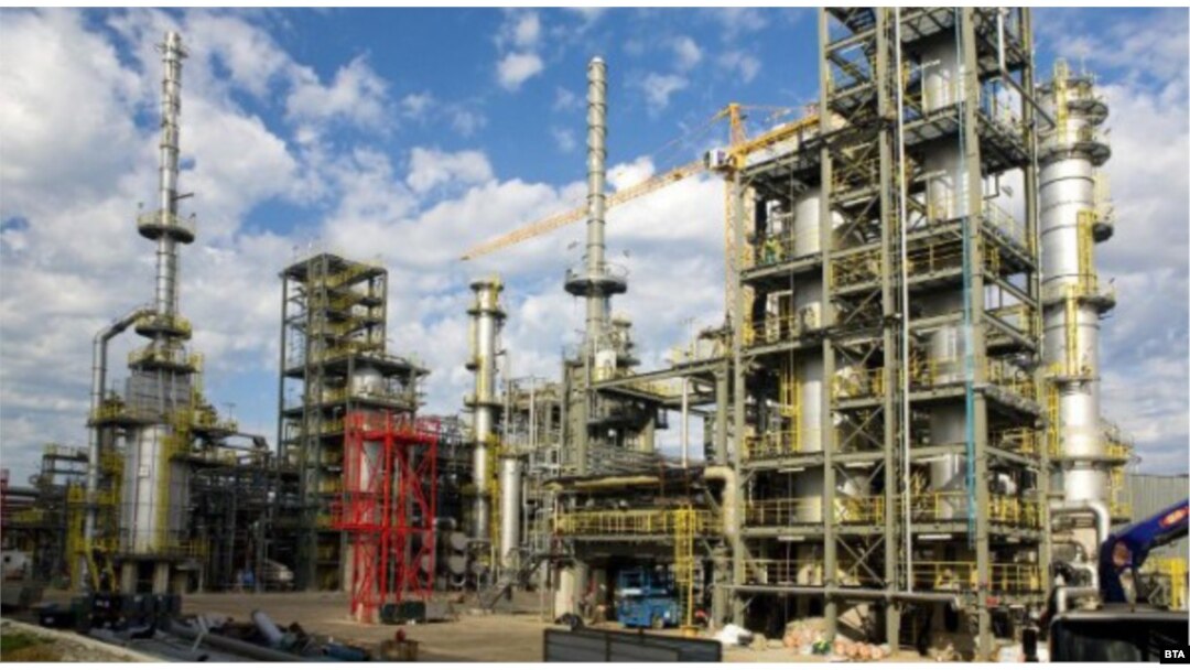 Bulgaria's Burgas refinery processed some 150,000 barrels of Russian oil per day in December, according to one analyst. (file photo)