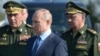 "(Ruskom predsedniku Vladimiru) Putinu je sada uništenje Ukrajine kao moderne zemlje skoro jednako važno kao bilo šta drugo", kaže istoričar Lorens Fridman. Na slici Putin s generalom Valerijem Gerasimovim i ministrom odbrane Sergejom Šojguom (arhivska fotografija)