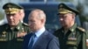 Рускиот претседател Владимир Путин, генералот Валери Герасимов (лево) и министерот за одбрана Сергеј Шојгу. (фотографија од датотека)