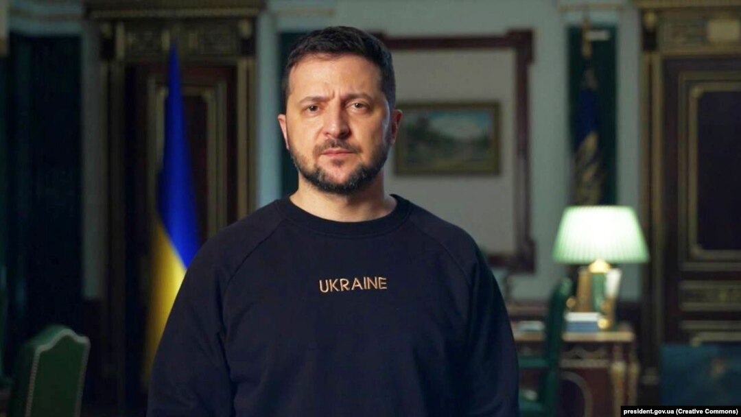 Ales președinte în 2019, pe baza promisiunii că va schimba modul în care a fost guvernat până acum fostul stat sovietic, Zelenski a anunțat că a acceptat demisia unui ministru adjunct după ce acesta a devenit urmărit penal pentru că a primit mită.