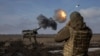 Українські військові ведуть вогонь із німецькій САУ Panzerhaubitze по позиціях армії РФ поблизу Бахмуту на Донеччині, 5 лютого 2023 року
