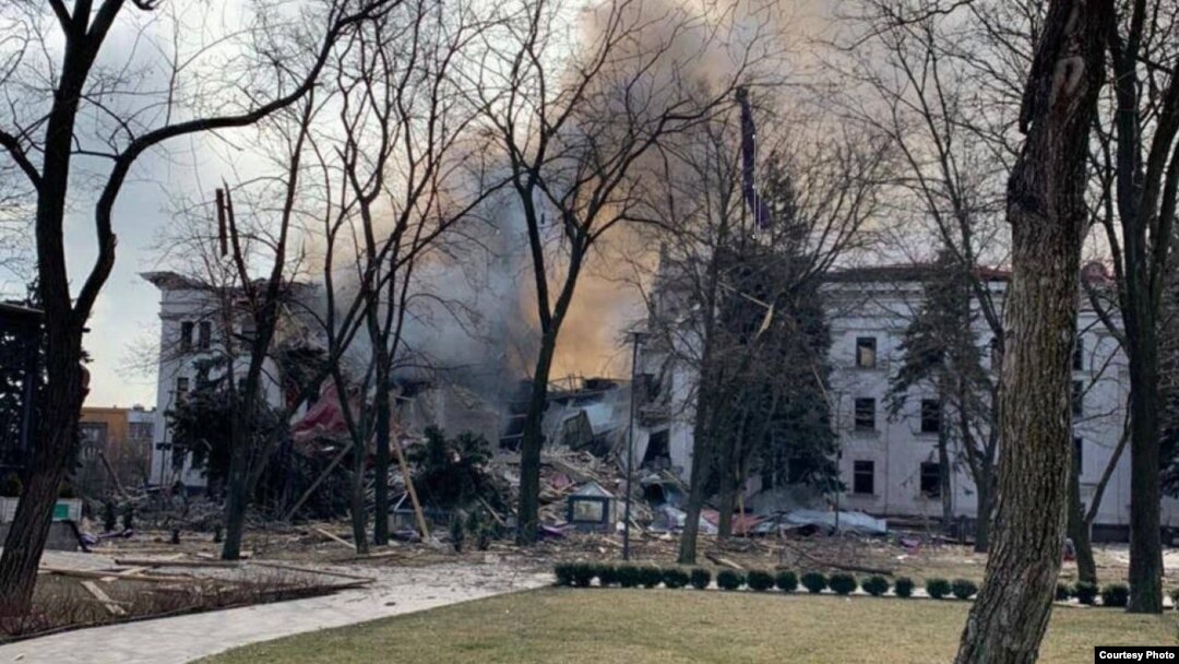 Драмтеатр в Маріуполі невдовзі після потрапляння російської бомби