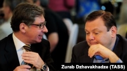 Головними акціонерами ABH Holdings є співзасновники російської фінансової «Альфа Груп» Михайло Фрідман і Петро Авен