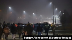 Protestatarii se adună pe străzile din Almatî în seara zilei de 4 ianuarie