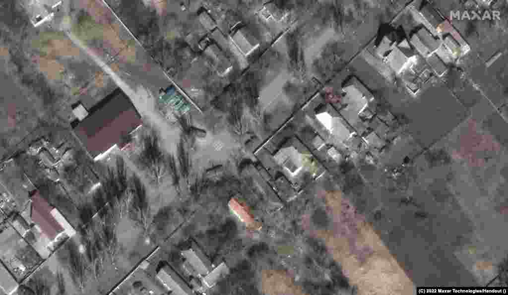Ще одне зображення військової техніки в одному із мікрорайонів Маріуполя. Російські війська розгортають свої позиції у місті, де є цивільне населення, 29 березня 2022 року.&nbsp;Satellite image &copy;2022&nbsp;Maxar Technologies &nbsp;