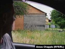 Grafiti na području Hostomela koje su okupirale ruske snage. Poruka "Vukovi" s ucrtanim datumom kada su Rusi držali to područje.
