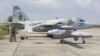 O dronă turcească Bayraktar TB-2, alături de o aeronavă de luptă Sukhoi-25 ce aparține forțelor aeriene ucrainene.