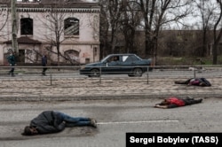 Тіла цивільних людей у Маріуполі, загиблих під час масштабного вторгнення Росії до України. 15 квітня 2022 року