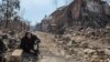 Житель Маріуполя серед руїн на лівобережній частині міста. Наслідки російських обстрілів і бомбардувань. 2022 рік. 