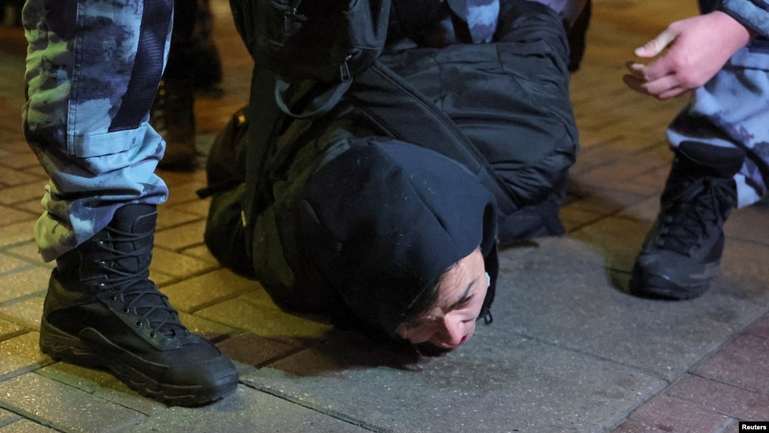 Ruski policajci hapse demonstranta tokom neodobrenog skupa, nakon što su opozicijski aktivisti pozvali na proteste protiv mobilizacije rezervista koju je naredio predsjednik Vladimir Putin, u Moskvi, Rusija 21. 9. 2022. (Ilustracija)