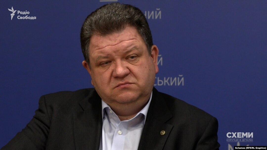 За даними «Схем», суддя Богдан Львов понад 20 років тому отримав громадянство РФ на підставі довідки військовослужбовця, а потім поновив паспорт по досягненню 45-річного віку в 2012-му