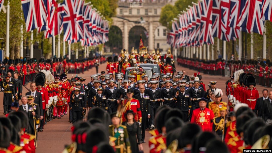 Kovčeg kraljice Elizabete II nakon pogrebne službe u Westminster Abbey na putu ka Windsor dvorcu gdje će biti ukopana. 