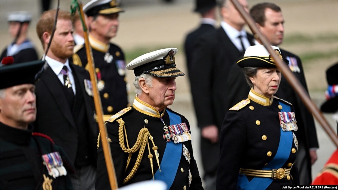 Princ, Harry, kralj Charles III, princeza Anne, iza kovčega kraljice Elizabete po napuštanju Westministera