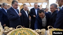 (Слева направо) Президент Казахстана Касым-Жомарт Токаев, президент Таджикистана Эмомали Рахмон, президент России Владимир Путин, президент Турции Тайип Эрдоган, президент Кыргызстана Садыр Жапаров и президент Узбекистана Шавкат Мирзиеев принимают участие в саммите Шанхайской организации сотрудничества (ШОС) в Самарканде, Узбекистан, 15 сентября 2022 года. 