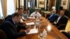 Український президент Володимир Зеленський зустрчічається в Офісі президента з Ігорем Коломойським, олігархом, телеканали якого підтримували Зеленського під час успішної президентської кампанії 2019 року (архівний знімок)
