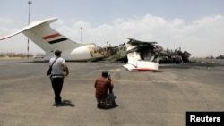 Reporteri fotografišu uništeni avion na međunarodnom aerodromu Sana nakon izraelskog vazdušnog napada ranije ovog mjeseca.