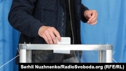 Голосування на виборах президента України на одній з виборчих дільниць у Києві, 21 квітня 2019 року