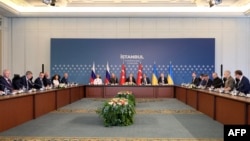 Члени української (справа), російської (зліва) й турецької (у центрі) делегацій під час другої зустрічі в Стамбулі, 2 червня 2025 року